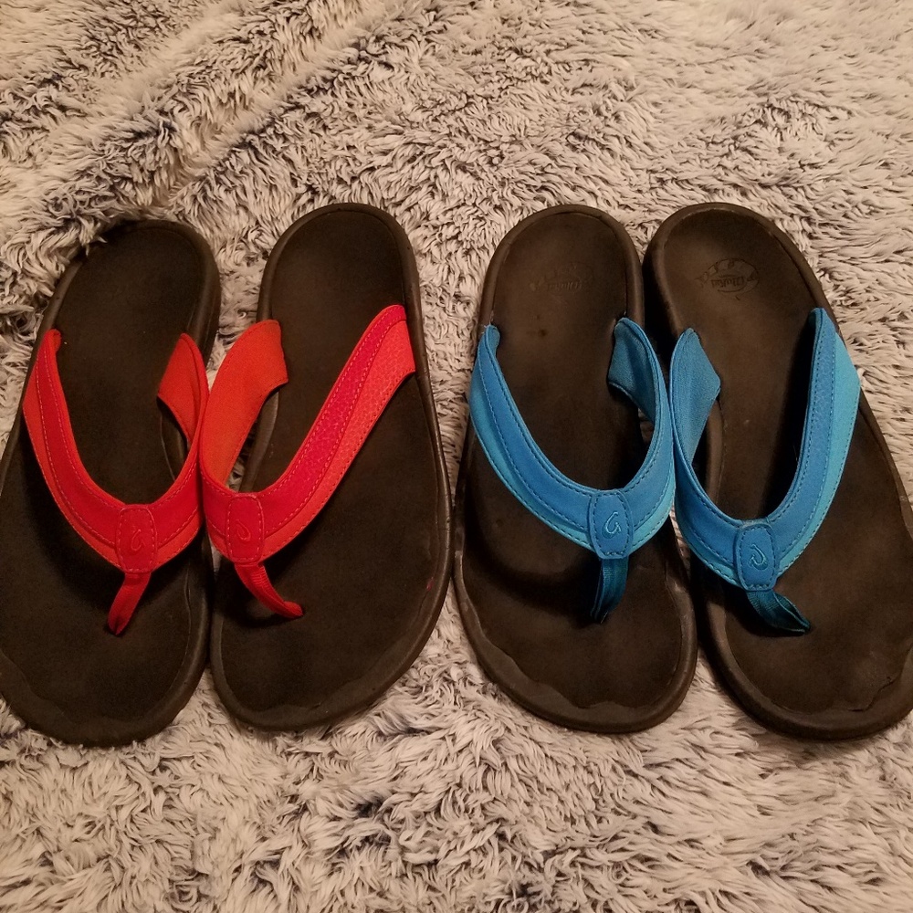 2 pairs olukai Ohana sandals